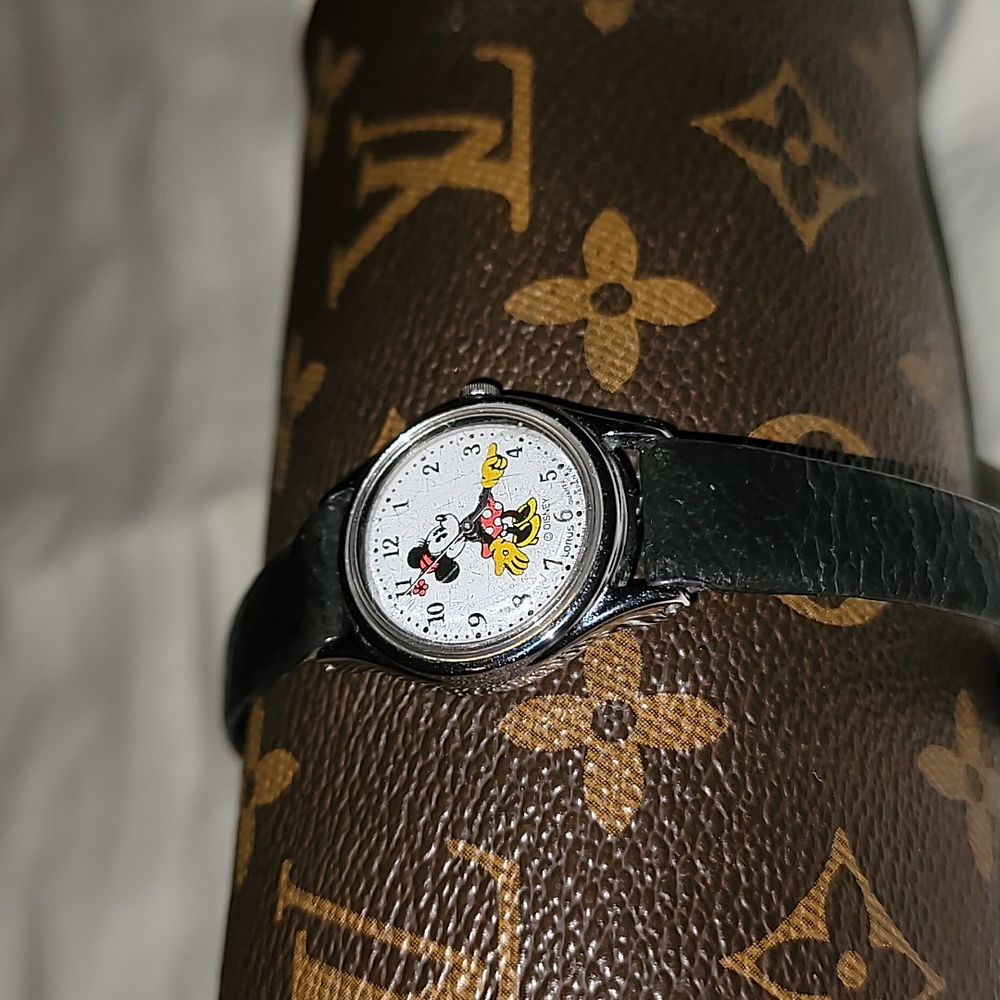 Disney Minnie Mouse‎ Watch Silver Case Black Leather Band Vintage V515-6080 A1